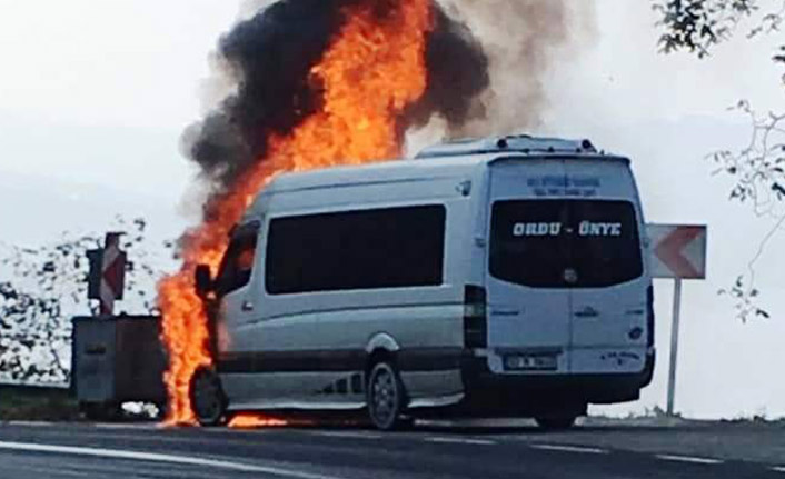 Dolmuş minibüs alevlere teslim oldu