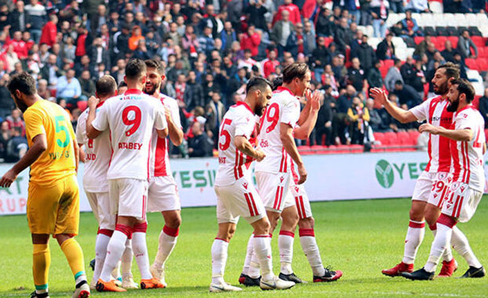 Samsunspor, evinde Şanlıurfaspor’u 5-0 yendi.