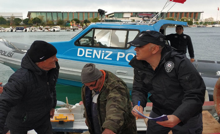 Denizde mahsur kalan balıkçıları polis kurtardı