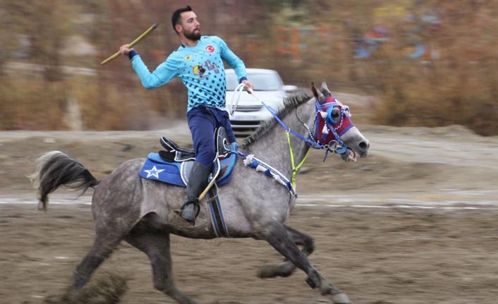 Bayburt'ta atlı cirit müsabakaları nefes kesti