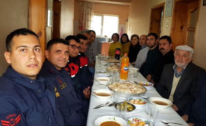 Gönüllüler şehit aileleri ile bir araya gelerek acılarını paylaşıyor