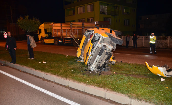 Samsun'da ticari taksi tıra çarptı! 1 kişi yaralandı