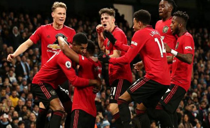 Manchester United, derbide Manchester City'yi devirdi