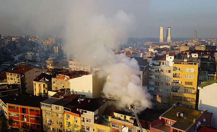 Çağlayan'da 4 katlı binanın çatısında yangın