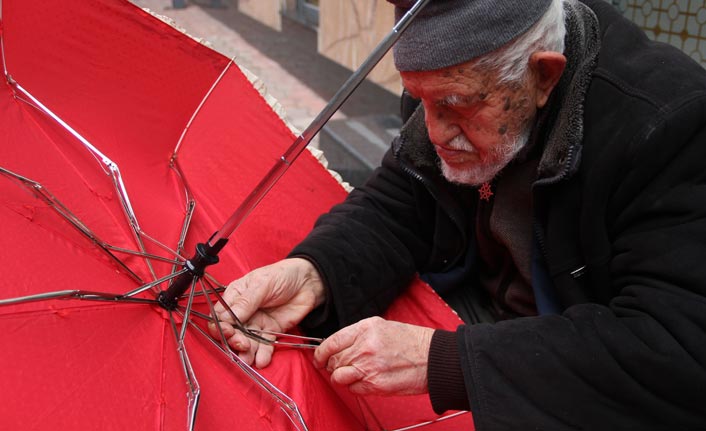 90 yaşında gözlük kullanmadan şemsiye tamir ediyor