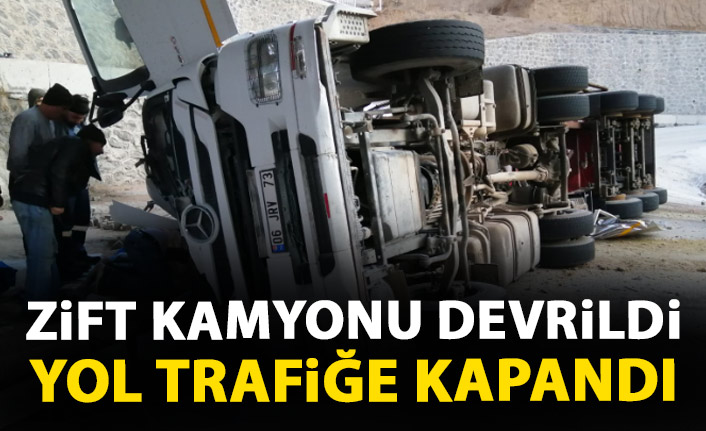 Zift kamyonu devrildi yol trafiğe kapandı