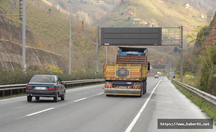 Karadeniz sahil yolunda levhalar karardı