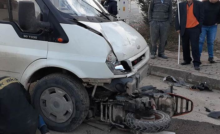 Kamyonetin altına giren motosikletten yaralı kurtuldu