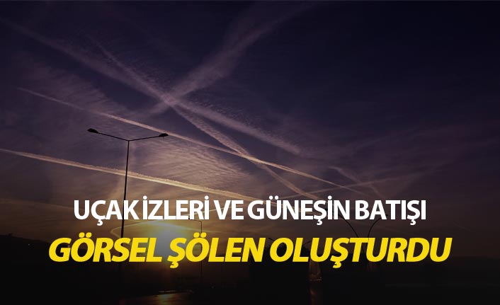 Uçak izleri ve güneş batışı görsel şölen oluşturdu