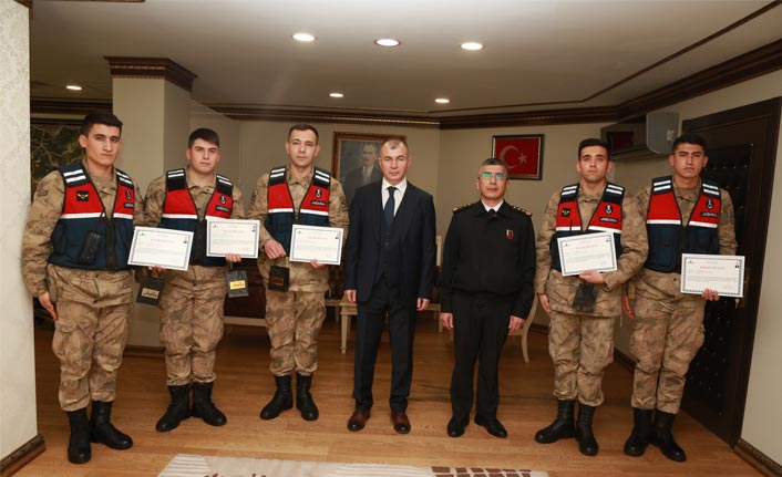 Yangında aileyi kurtaran jandarmaya personelleri ödüllendirildi