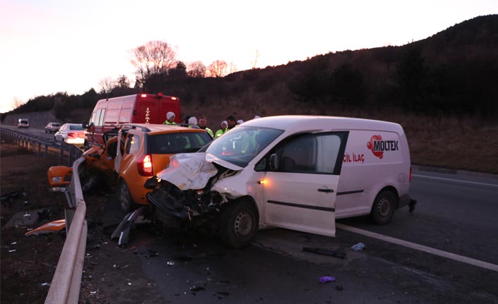 Bolu'da hafif ticari araç taksiyle çarpıştı