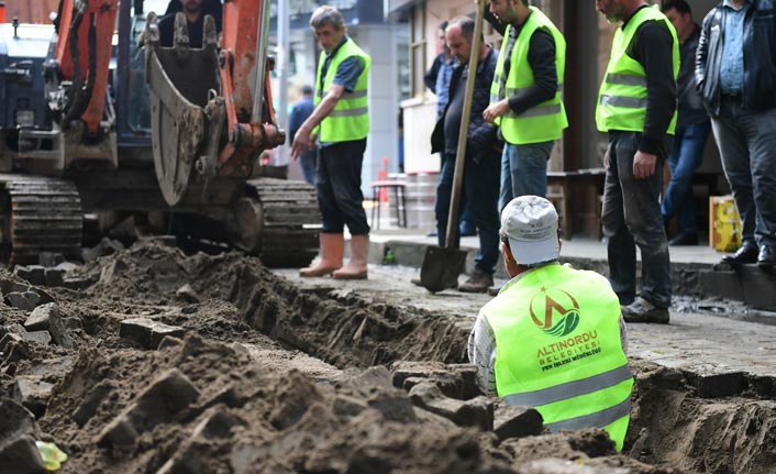 Altınordu'da yağmur suyu hatları yenileniyor