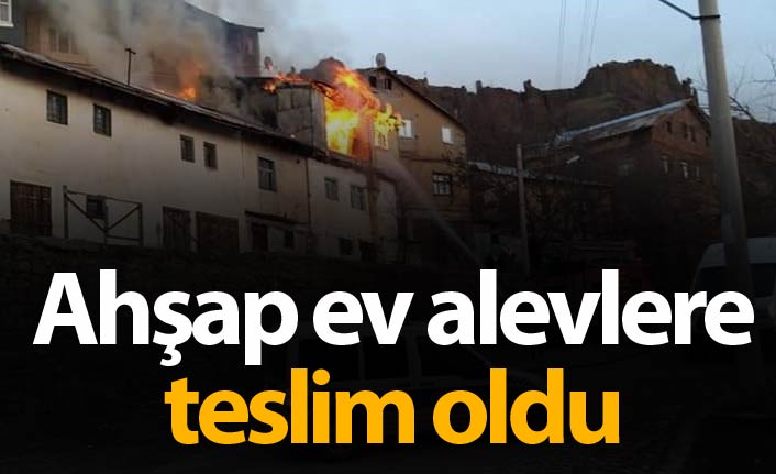 Ahşap ev alevlere teslim oldu