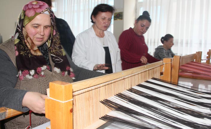 Dokuma tezgahlarında hayatlarını dokuyorlar