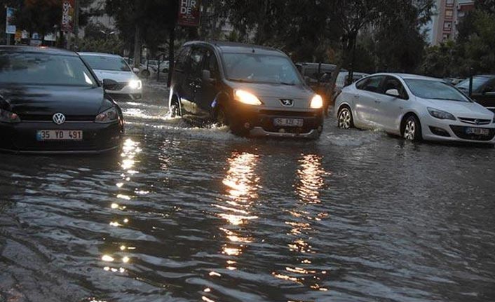 İzmir'i sağanak vurdu, hayat felç oldu!