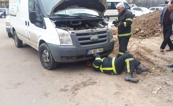 Motora sıkışan kediyi itfaiye kurtardı