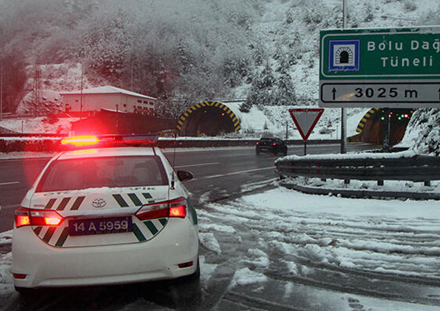 Bolu Dağı geçişinde kara rağmen ulaşım aksamadı