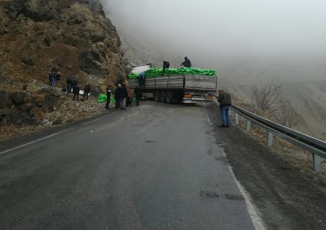 Trabzon'da tır kontrolden çıktı - Yol ulaşıma kapandı