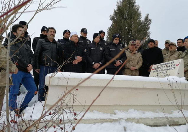 Şehit Nevzat Kaya şehadetinin yıl dönümünde mezarı başında anıldı