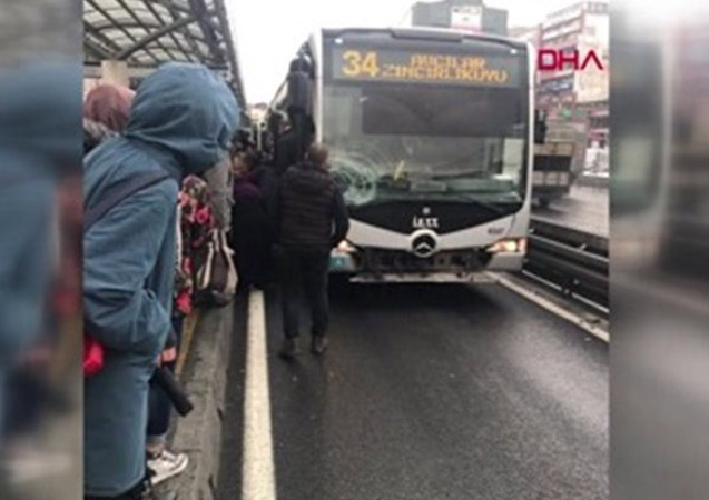 Metrobüs yayaya çarptı