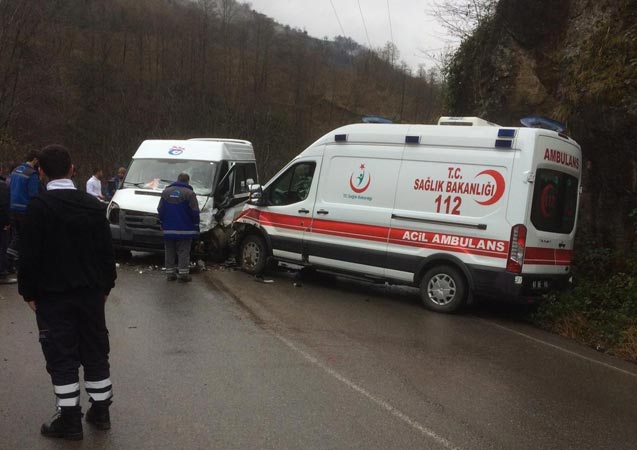 Trabzon'da ambulans ve hasta taşıyan minibüs çarpıştı: 7 yaralı