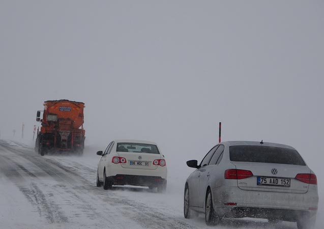 Doğu Karadeniz'deki geçitte ulaşıma kar, tipi ve sis engeli