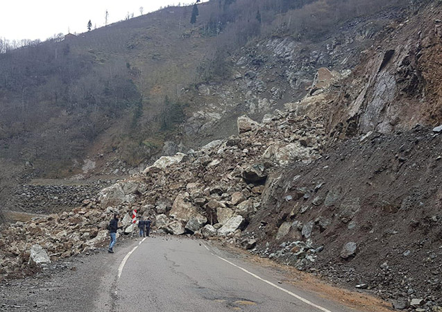 Giresun’da heyelan yolu kapattı