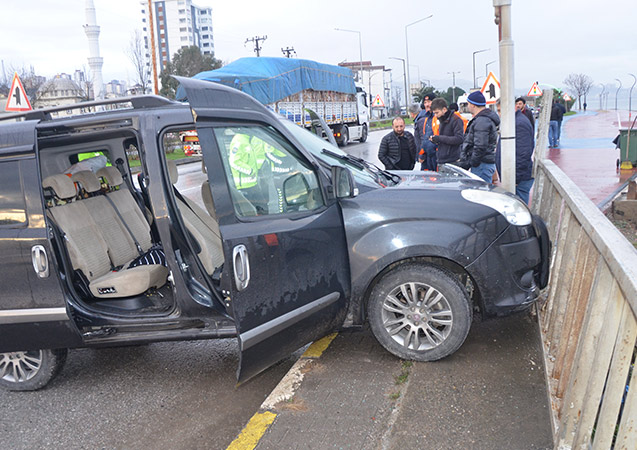 Servis minibüsüne kamyonet çarptı