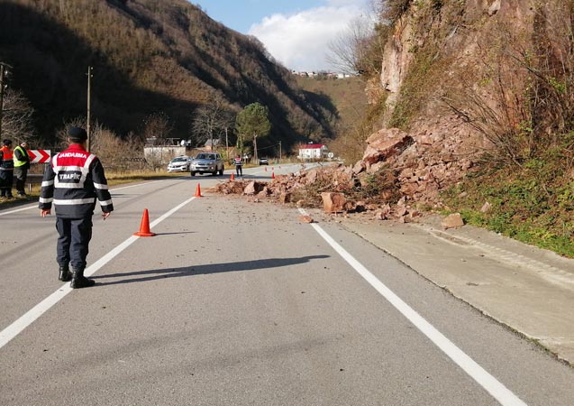 Giresun-Gümüşhane karayolunda heyelan