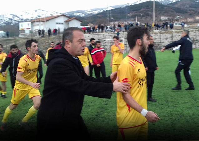 Sahalarda böylesi görülmedi! Polis futbolcuları ayırmak için havaya ateş açtı!