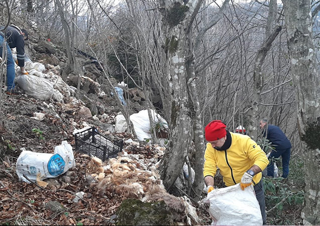 Ormana atılan çöpler toplandı