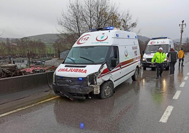 Samsun'da ambulans ile otomobil çarpıştı