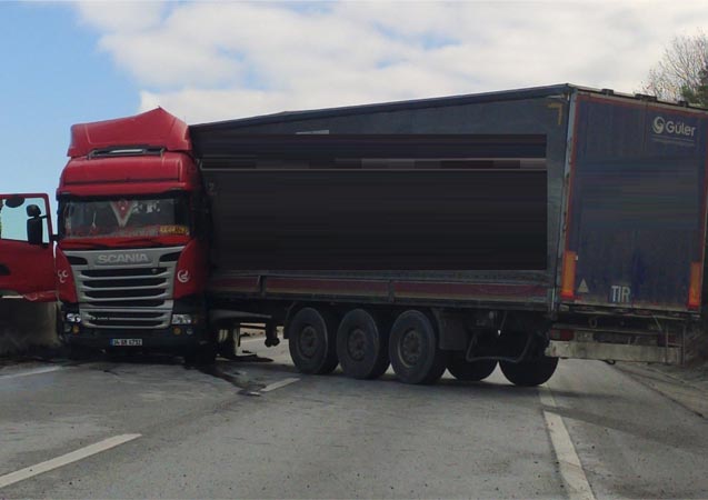 Orta refüje çarpan TIR yolu kapattı, trafik durdu