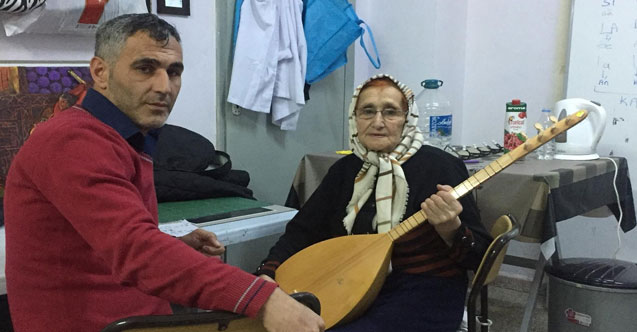 Rizeli teyze yaşına rağmen bağlama çalmayı öğreniyor!