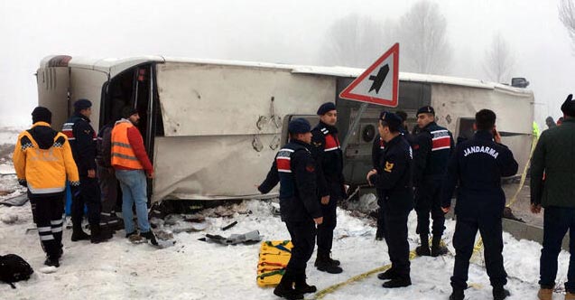 Konya-Isparta kara yolunda Yolcu otobüsü devrildi; yaralılar var