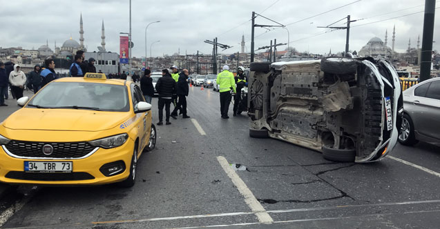 Galata Köprüsü üzerinde otomobil yan yattı