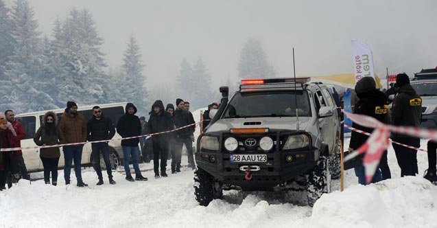 Karda yapılan off-road yarışları nefes kesti