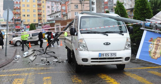 Giresun’da etkili olan fırtına elektrik direğini yerinden söktü