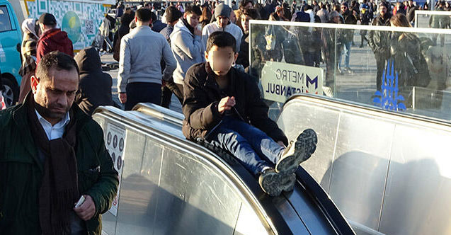 Taksim metrosunda tehlikeli oyun