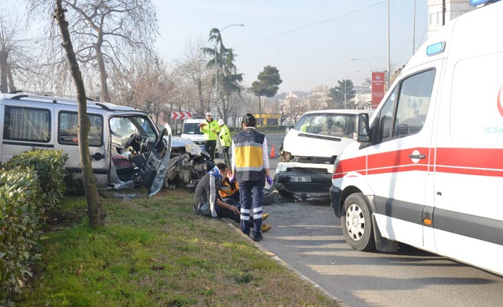 Ordu'da ticari araçla minibüs kafa kafaya çarpıştı: 5 yaralı