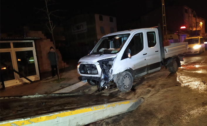 Polis aracı kamyonetle çarpıştı