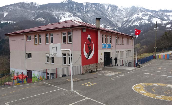 Trabzon'da bir okulda çatlaklar nedeniyle boşaltma kararı alındı