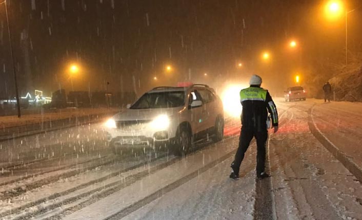 Bolu Dağı yoğun kar nedeniyle trafiğe kapatıldı