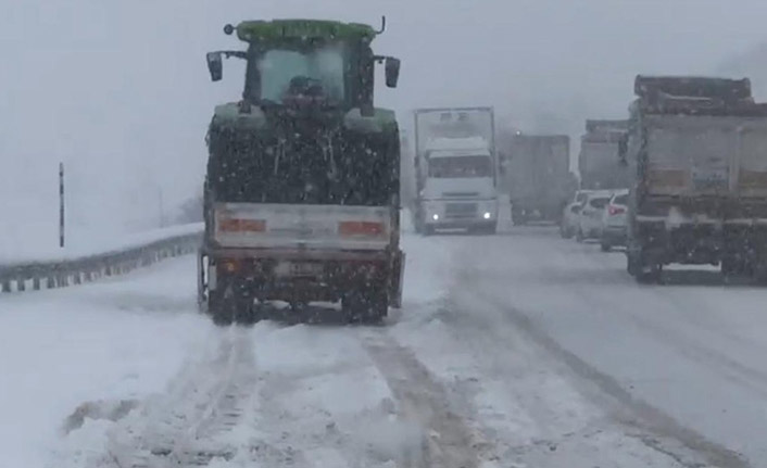 Kar bastırdı trafik durma noktasına geldi