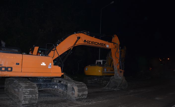 Heyelan nedeniyle kapanan Karadeniz Sahil Yolu ulaşıma açıldı