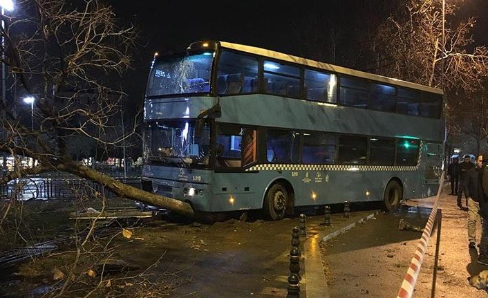 Özel halk otobüsü duraktaki yolculara çarptı: 3'ü ağır 5 yaralı