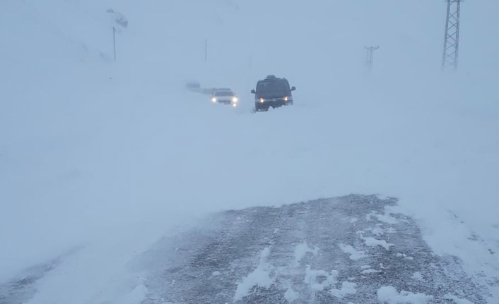 Bir çığ haberi daha - Yol ulaşıma kapandı