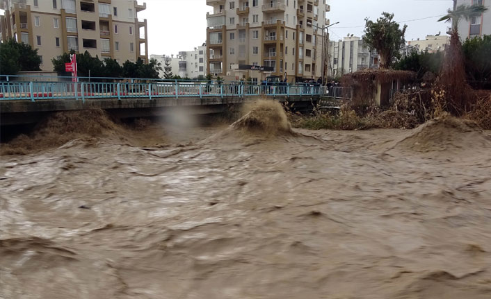 Mersin'de sel suları yükseldi, köprü trafiğe kapatıldı