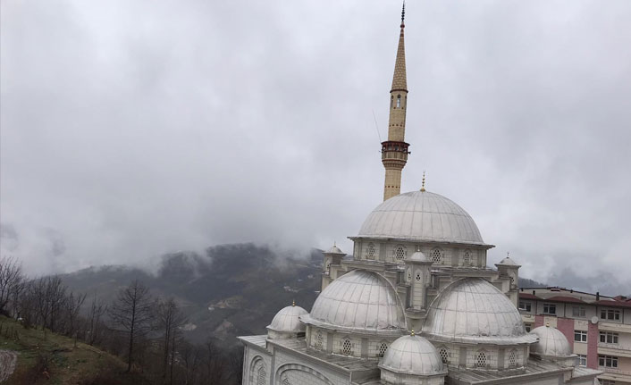 Fırtına minareyi beşik gibi salladı