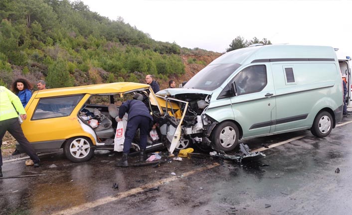 Kaygan yolda kafa kafaya çarpıştılar: 5 yaralı